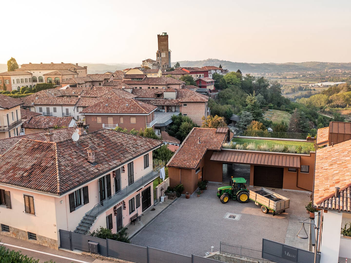 At the entrance of Barbaresco, at number 5 of Via Domizio Cavazza, Musso cellar still has its headquarters.